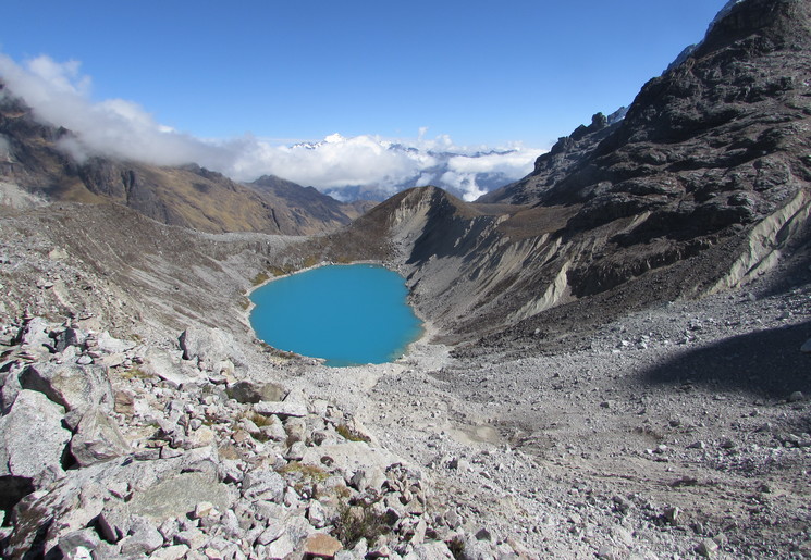 Onderweg komt u de Blue Lagoon tegen tijdens de Salkantay Trail in Peru