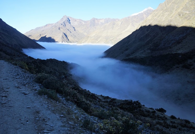 In de vroege uurtjes is de vallei vaak nog bedekt met wat nevel in Peru