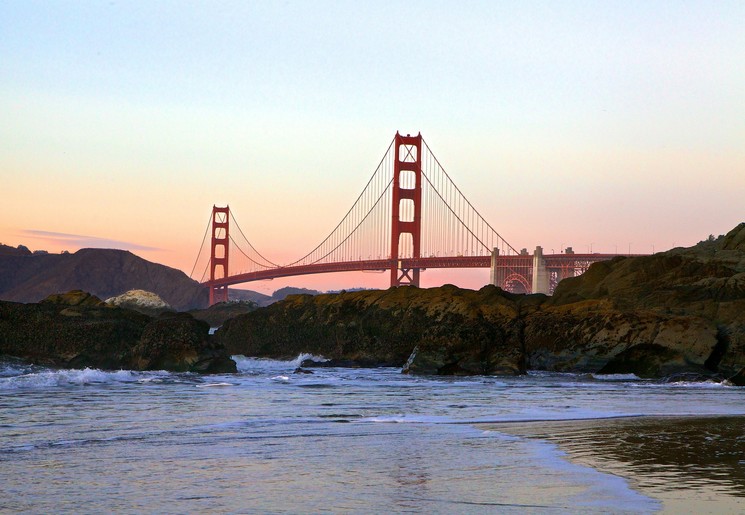 De fameuze Golden Gate Bridge in San Francisco bij zonsondergang, Amerika