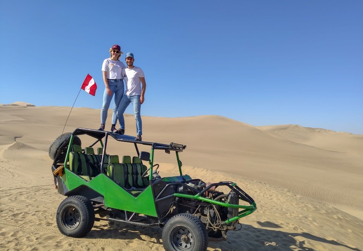 Sandbuggy in woestijn bij Ica