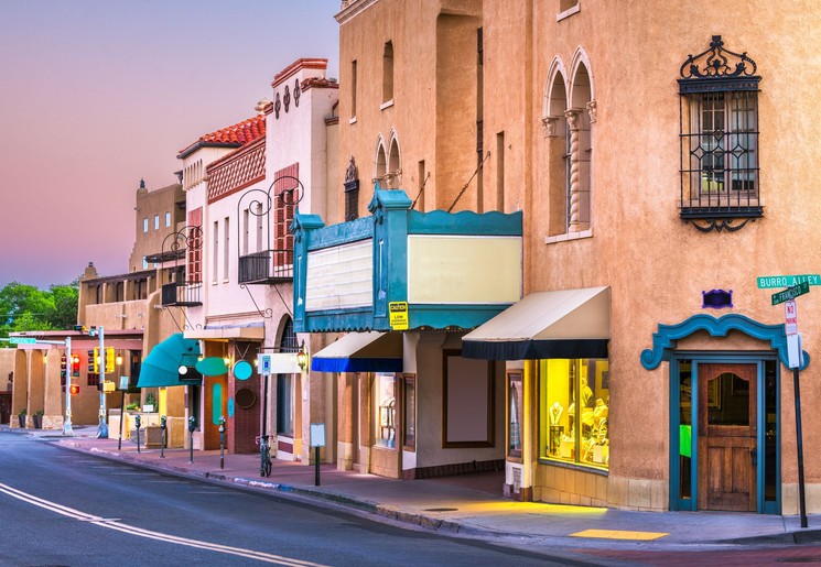 Struin door de oude straatjes in het stadshart van Santa Fe, New Mexico, Amerika
