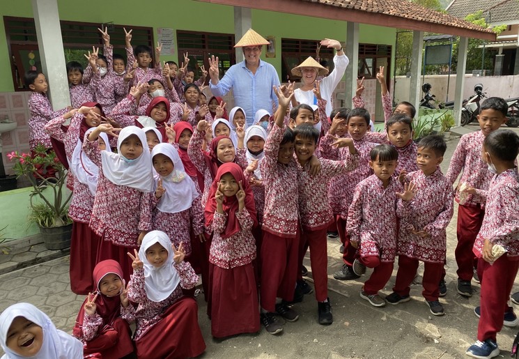 Bezoek een lokale school op Java, Indonesië
