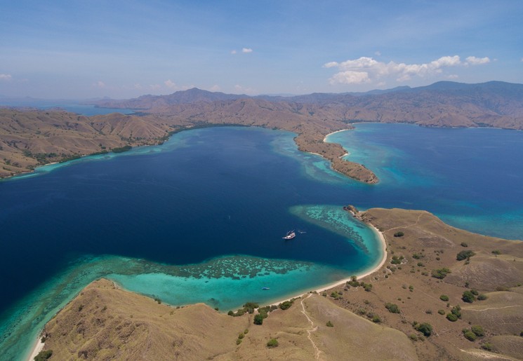 Prachtige uitzichten onderweg tijdens een bootreis langs de Kleine Sunda-eilanden