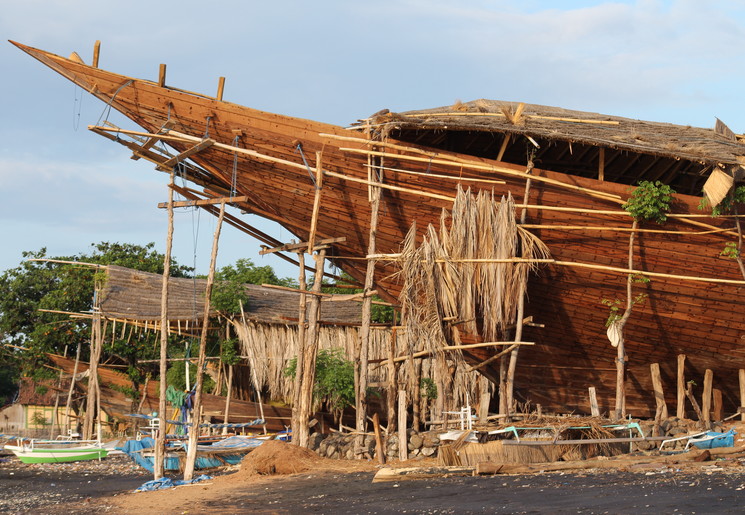 De enorme traditionele houten Pinisi-boot