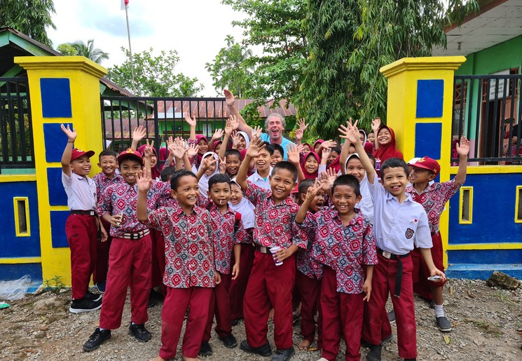 Kinderen bij een school op Sulawesi, Indonesie