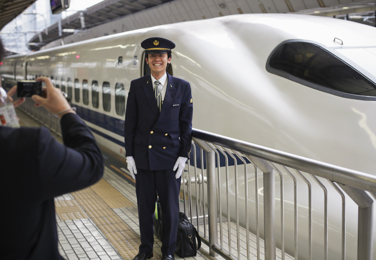 De conducteur van de Shinkansen trein in Japan De conducteur van de Shinkansen trein in Japan