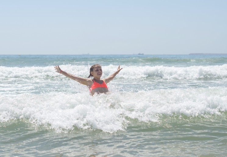 Kind spelend in de golven aan zee bij Agadir