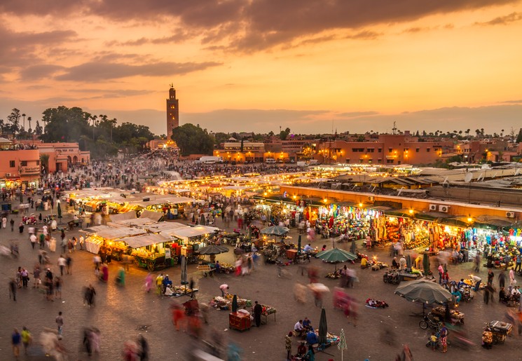 Wandel over het bekende Jamaa el Fna plein in Marrakech