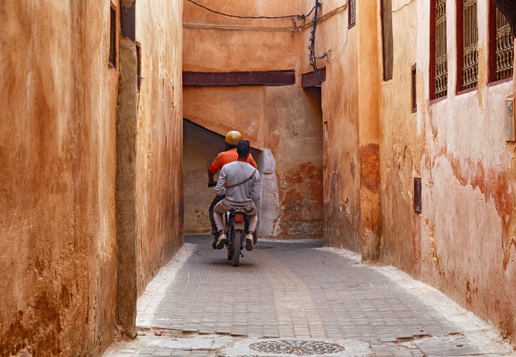 Door de kleine straatjes in Meknes Door de kleine straatjes in Meknes