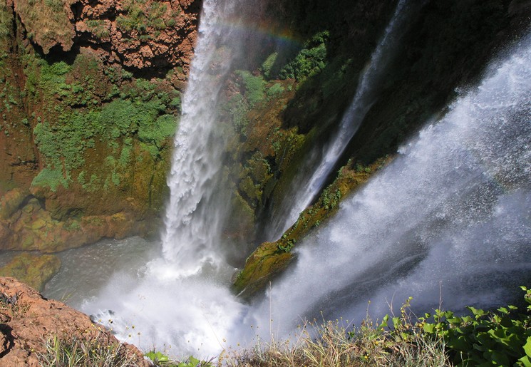 Uitzicht van bovenaf van de Ouzoud watervallen Uitzicht van bovenaf van de Ouzoud watervallen