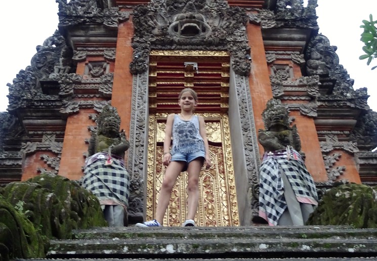 Kindje bij een tempel in Ubud, Bali