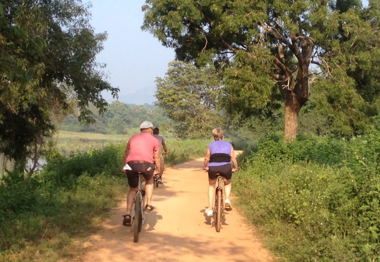 Fietsen in de omgeving van Sigiriya, Sri Lanka