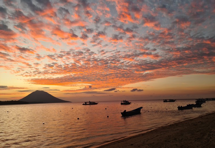 Zonsondergang Siladen-eiland, Sulawesi Indonesië