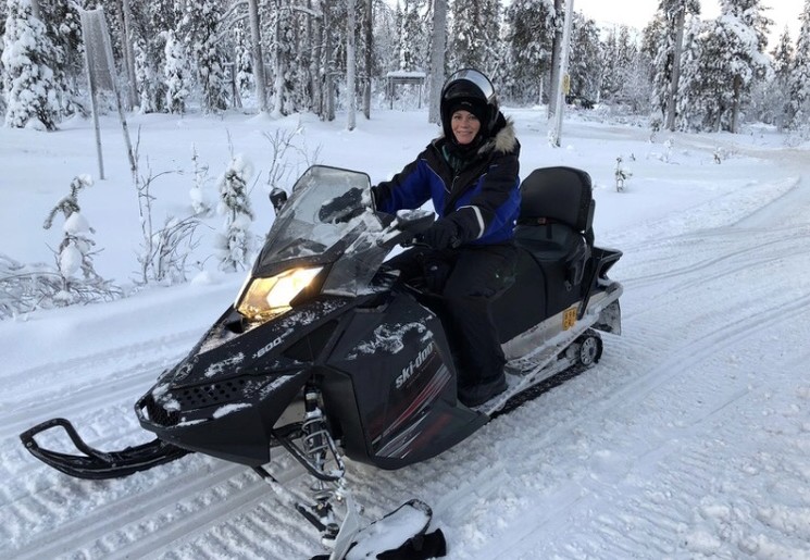 Christel op de sneeuwscooter in IJsland