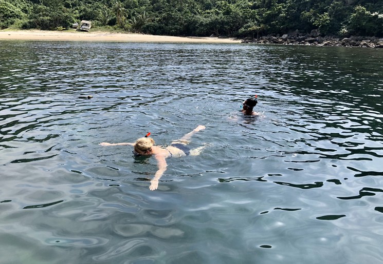 Collega Mariska snorkelt bij Cham Island, Vietnam
