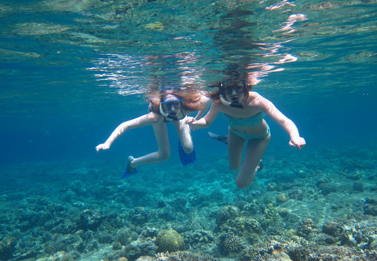 Zusjes snorkelen bij Menjangan