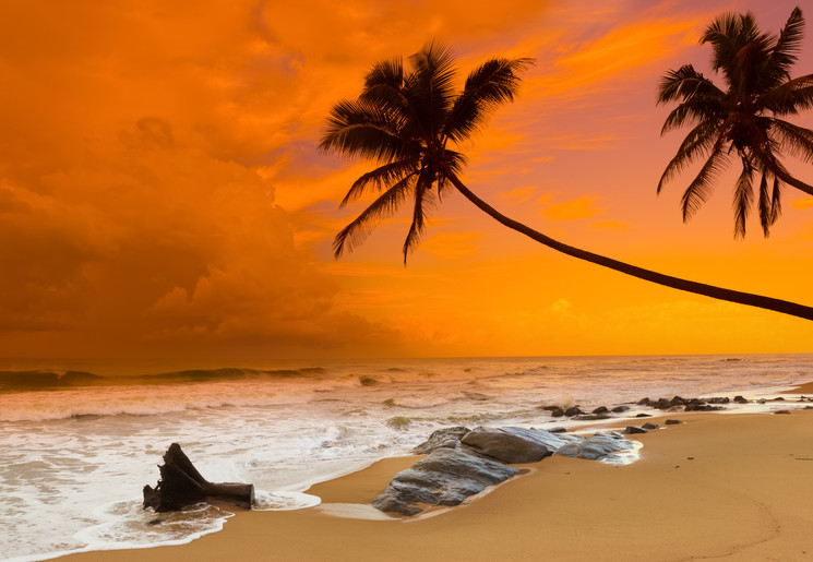 Het strand van Hikkaduwa bij zonsondergang, Sri Lanka