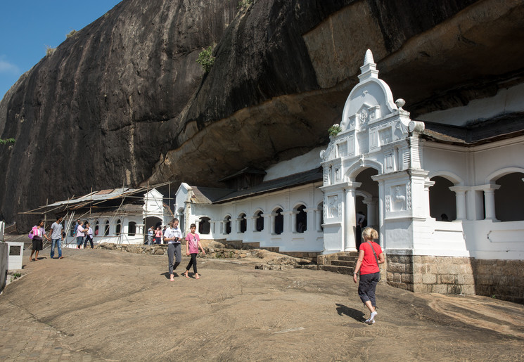 Wandelen bij de grottempels bij Dambulla, Sri Lanka