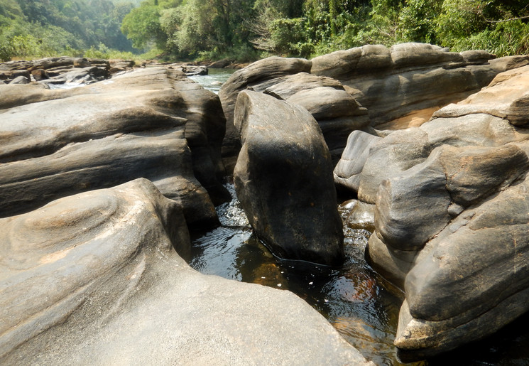 Rotsen bij Kelani-rivier, Sri Lanka