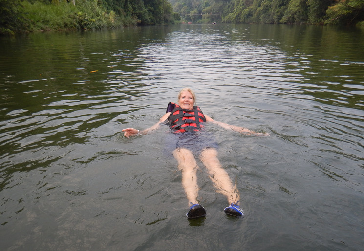 Dobberen in de rivier in Kitulgala, Sri Lanka