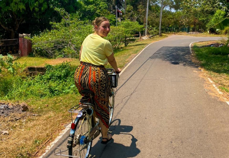 Fietsen in Anuradapura, Sri Lanka