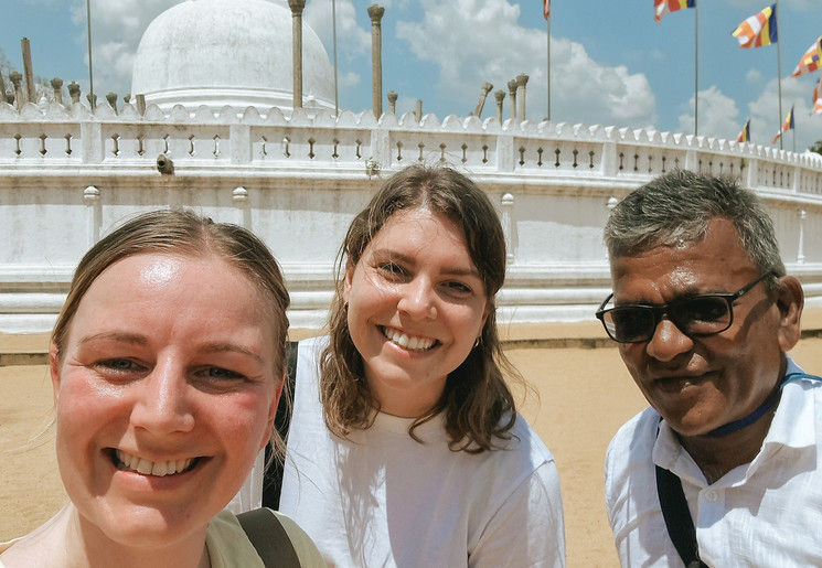 Onze collega's bezoeken de stoepa in Anuradhapura