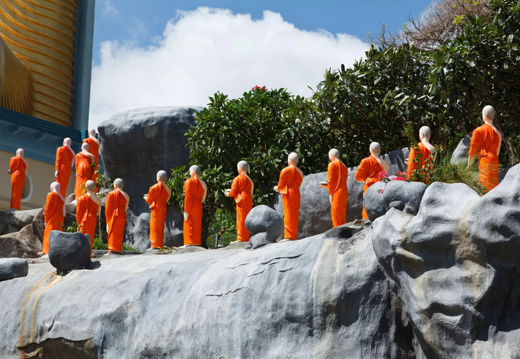 Boeddha beelden bij de tempel in Dambulla