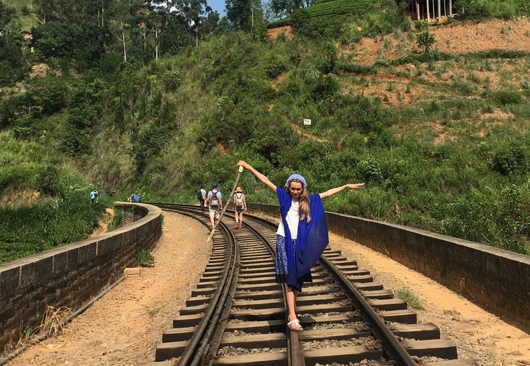 Wandelen over de treinrails bij Ella, Sri Lanka