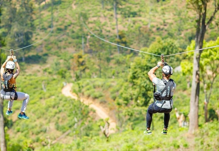 Zoef van de zipline bij Ella, Sri Lanka