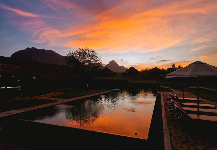 Zonsondergang in Gal Oya NP, Sri Lanka