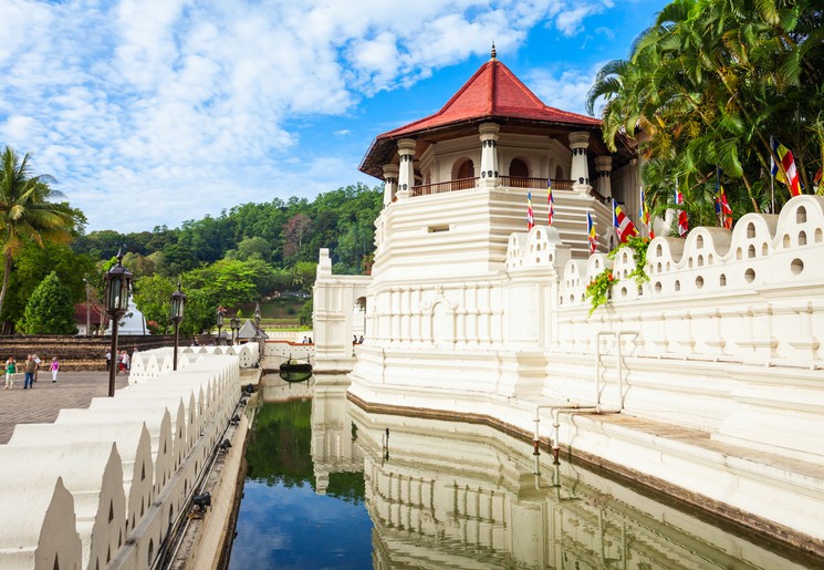 Breng een bezoek aan de Tempel van de Tand in Kandy