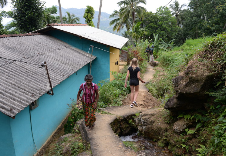 Langs eenvoudige huisjes bij Knuckle Mountain Range