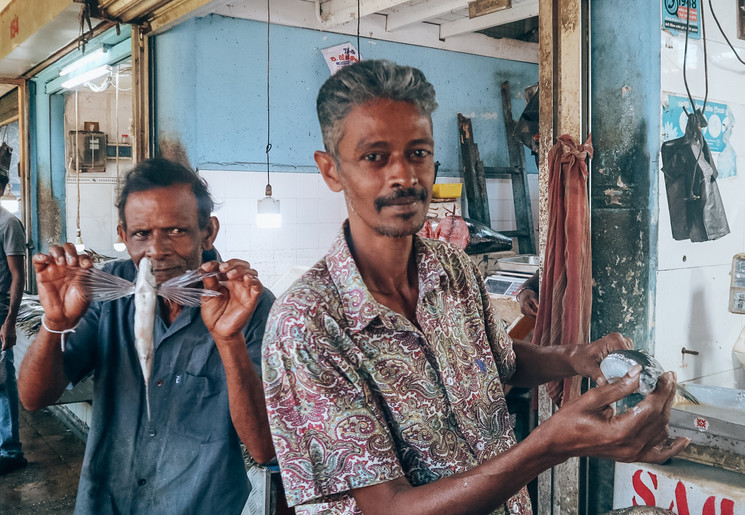 Locals laten hun vis zien op de vismarkt in Kandy