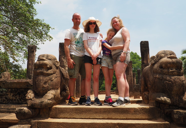 Een gezin op pad in Polonnaruwa, Sri Lanka