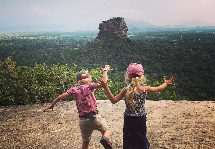 Kinderen uitkijkend op de Leeuwenrots in Sri Lanka