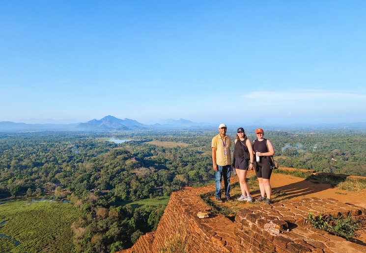 Je hebt een mooi uitzicht vanaf de top van de Leeuwenrots bij Sigiriya.