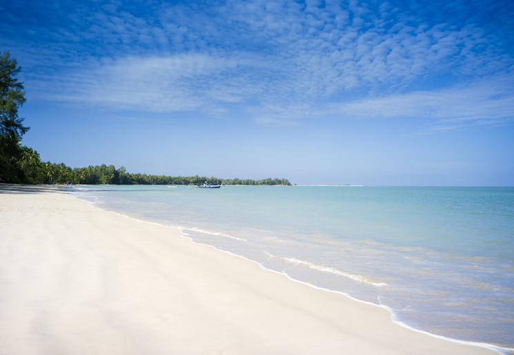 Uitgestrekte witte stranden bij Khao Lak in Thailand