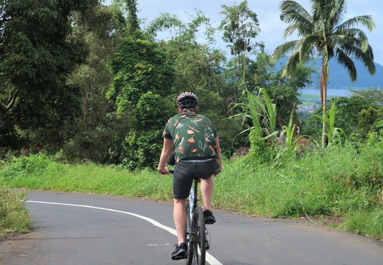 Fiets door de groene omgeving van Tomohon op Sulawesi