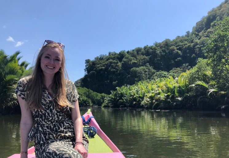 Varen door het Rammang-Rammang gebied bij Makassar, Sulawesi