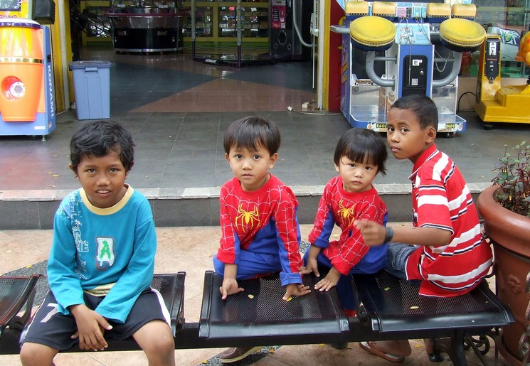Kinderen op een bankje in Medan op Sumatra, Indonesië.