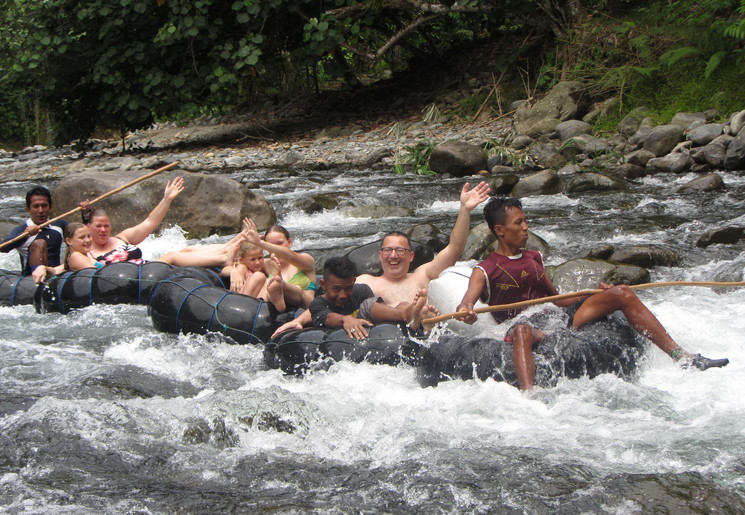 Tuben op de rivier in Tangkahan, Sumatra