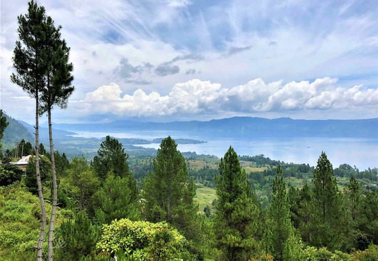 Geniet vanaf het eiland Samosir van het prachtige uitzicht op het Tobameer, Sumatra, Indonesië