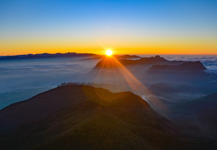 Bezoek Adams Peak in Sri Lanka terwijl de zon op komt