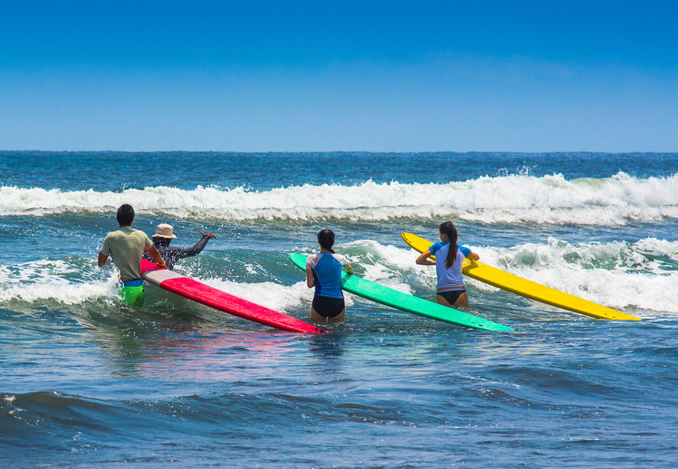 Surfen bij Santa Teresa, Costa Rica