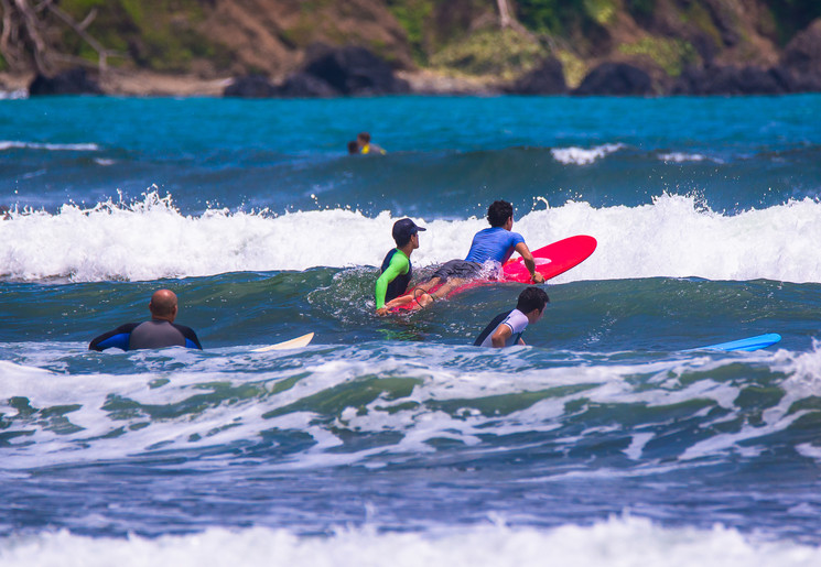 Surfen bij Tamarindo, Costa Rica