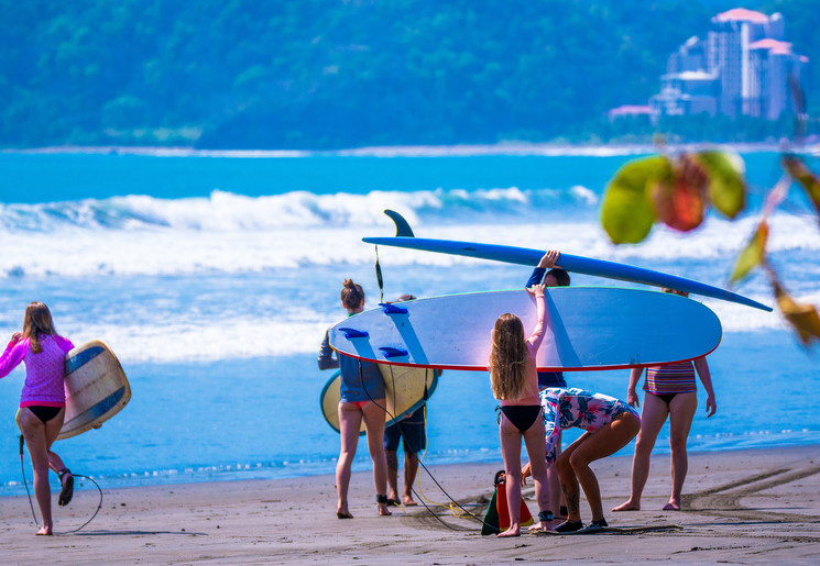 Surfen bij Tamarindo Beach, Costa Rica