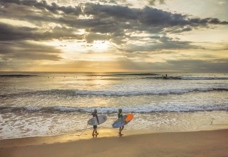 Surfen bij Tamarindo Beach, Costa Rica