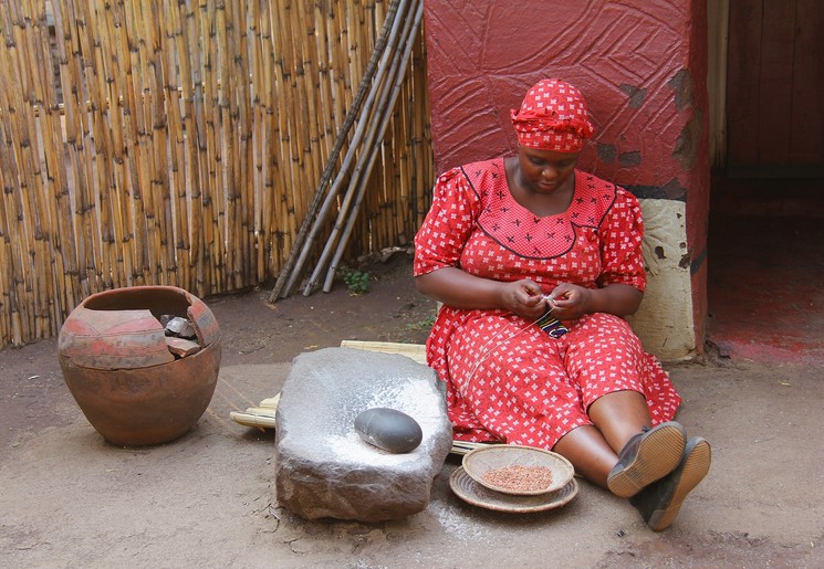 Een local bij haar huis in eSwatini Een local bij haar huis in eSwatini