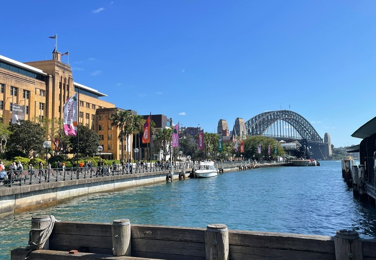 Australië Sydney Circular Quay in de wijk The Rocks water en een bootje