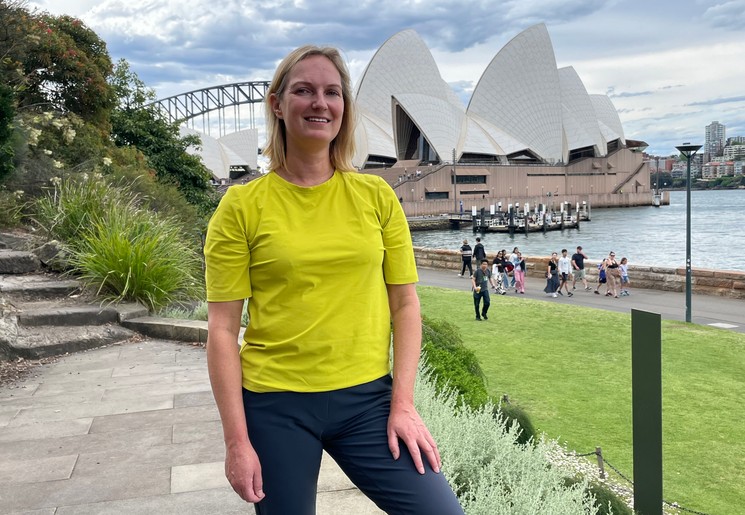 Collega Suzanna vanaf Botanical Gardens met uitzicht op het Opera House in Sydney.